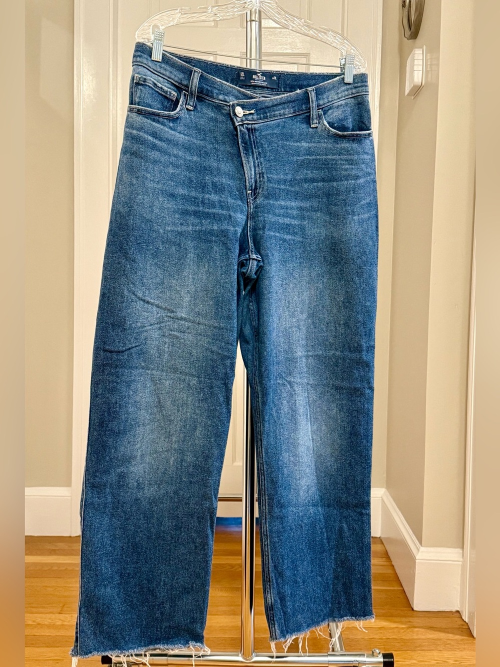Women’s Hollister High Rise Relaxed Wide-Leg Jeans in Medium Wash, size 12